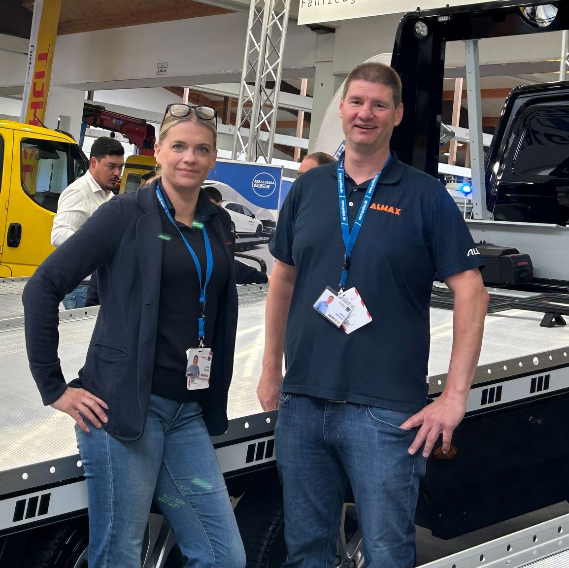 Anita och Johan framför ett biltransportsläp på en mässa