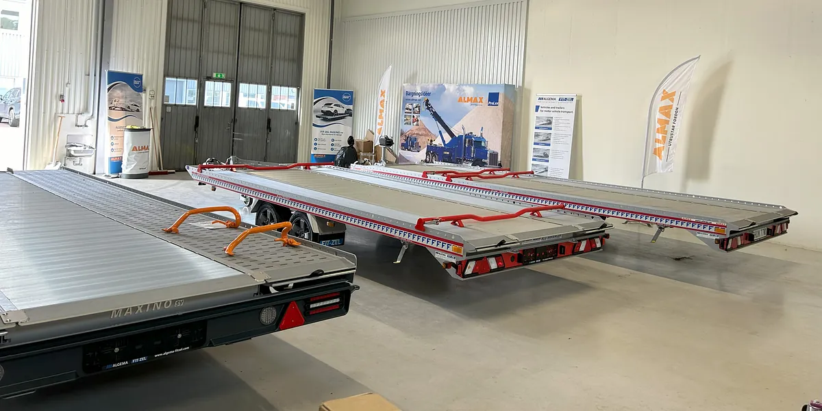 3 st biltransportsläp parkerade inne på Almax lager