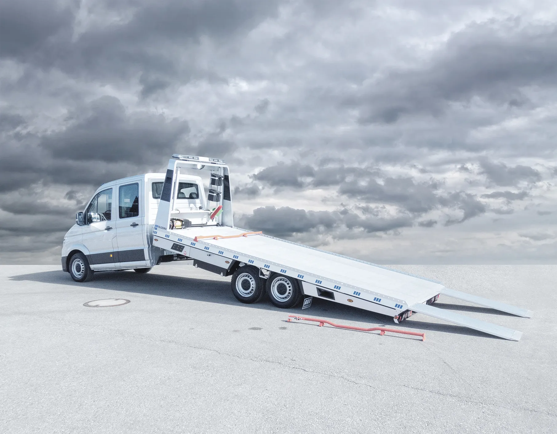 Biltransportbil Blitzlader från Algema Fit-Zel med hydraulisk knäck och utdragbara ramper