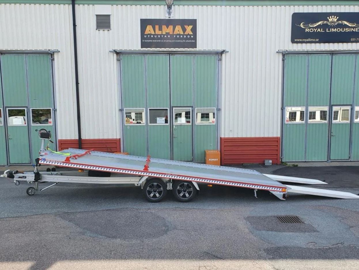 Biltrailer Euro-Trans med totalvikt 3,5 ton utanför Almax lokal