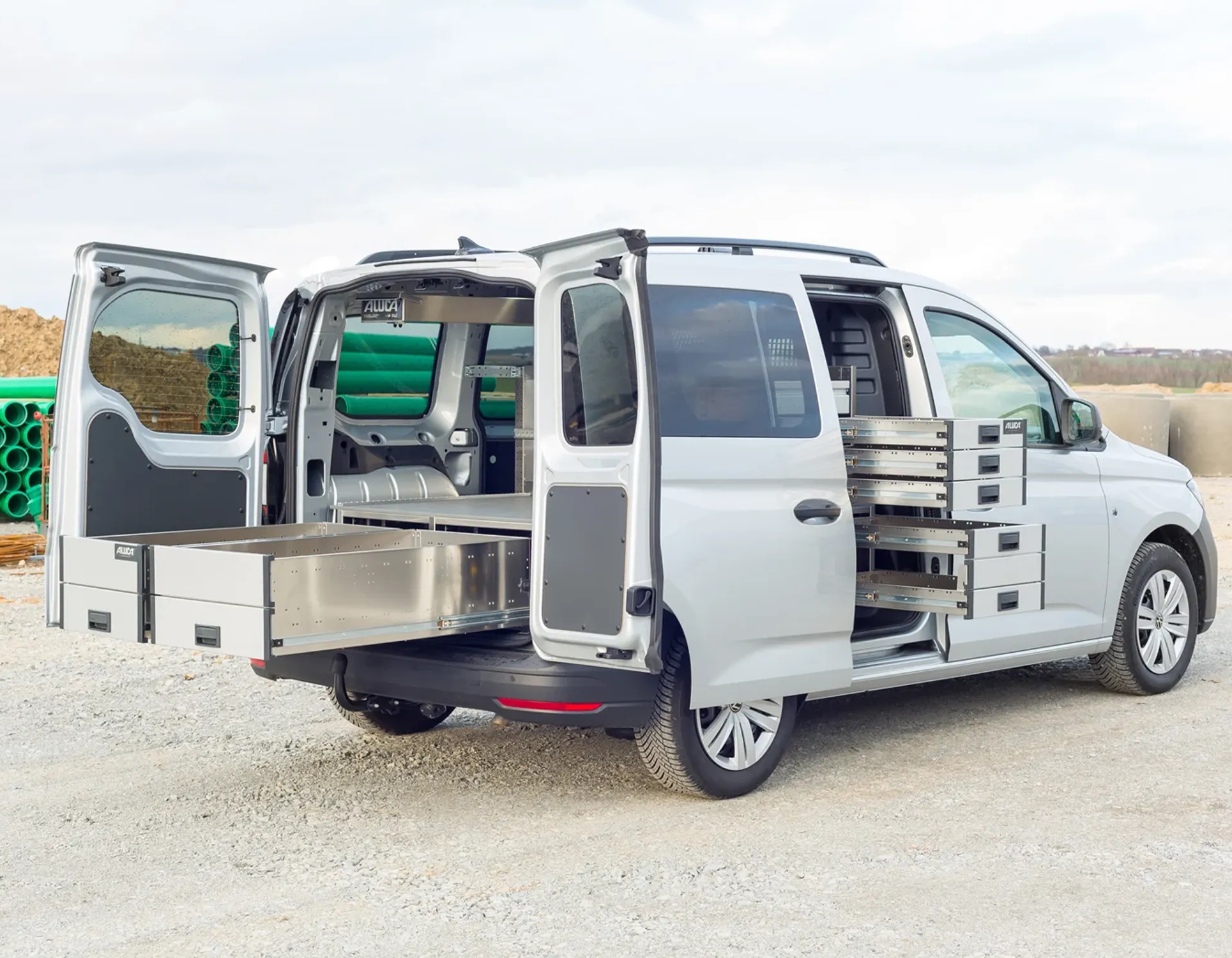 Skåpbil med Aluca bilinredning. Bilden visar med utdragna lådor