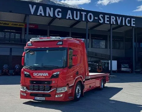 Röd flakbärgare med påbyggnation från Omars 