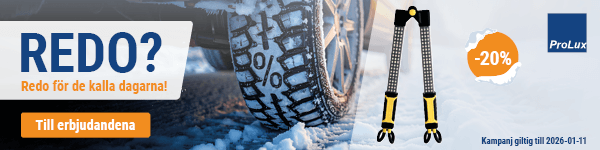 närbild på bildäck i snö