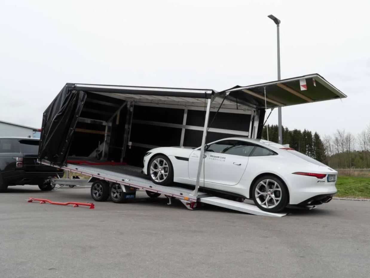 Täck biltrailer Euro-Trans med totalvikt 3,5 ton. Lastas med en vit personbil