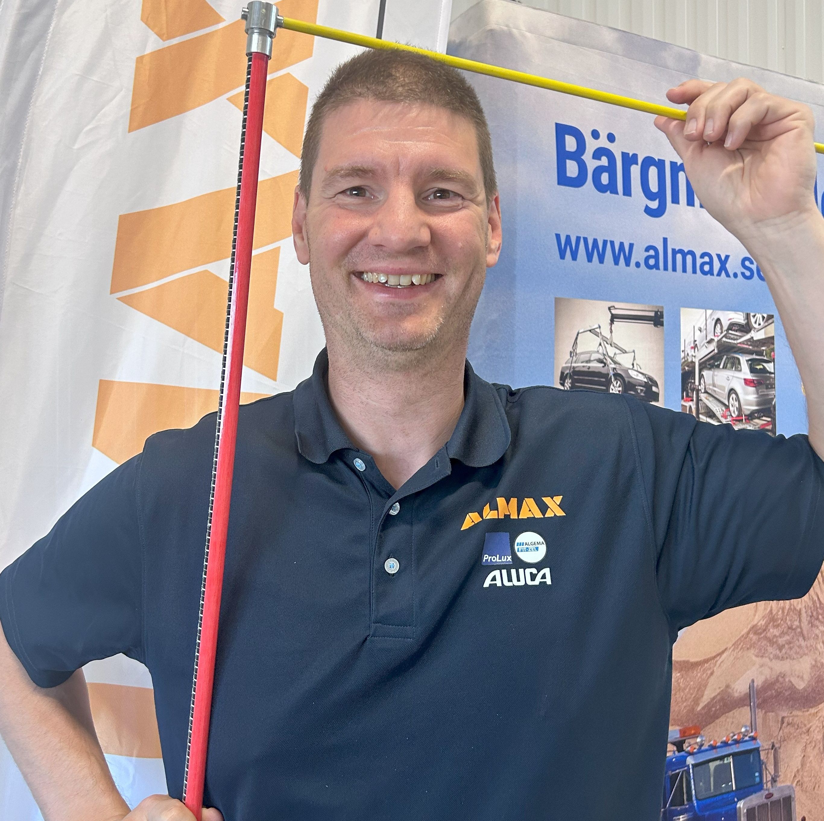 Johan mäter sin längd med en röd lasthöjdsmätare