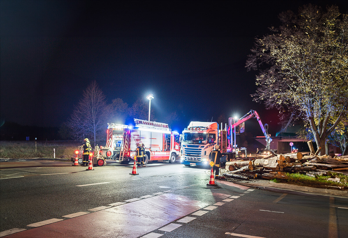 Översiktsbild över arbete på väg nattetid. Avspärrniong med hjälp av bl.a. koner