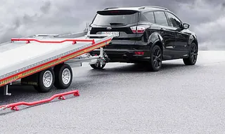 Fit-Zel Euro bakom en svart bil