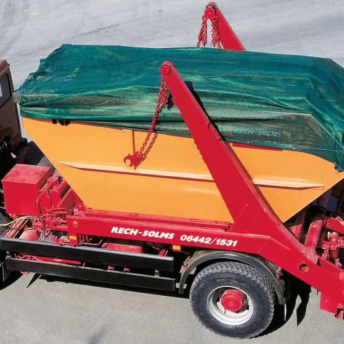 containertransport med en grön täckpresenning