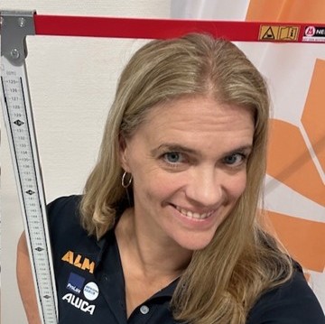 Anita mäter hur lång hon är med hjälp av en mätsticka