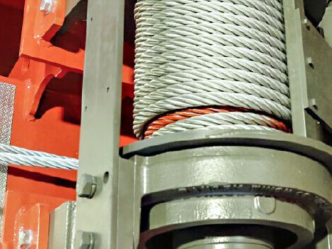 Närbild på en stålvajer upprullad på trumman på en vinsch